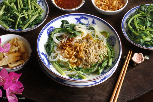Món canh bún vỉa hè Ốc Thanh Vân phải lòng suốt 24 năm có gì đặc biệt?- Ảnh 11. Món canh bún vỉa hè Ốc Thanh Vân phải lòng suốt 24 năm có gì đặc biệt?- Ảnh 11.