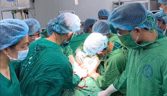 Căng não chạy đua với thời gian cứu mẹ con sản phụ nặng 178kg, mắc nhiều bệnh lý nguy hiểm - Ảnh 2.