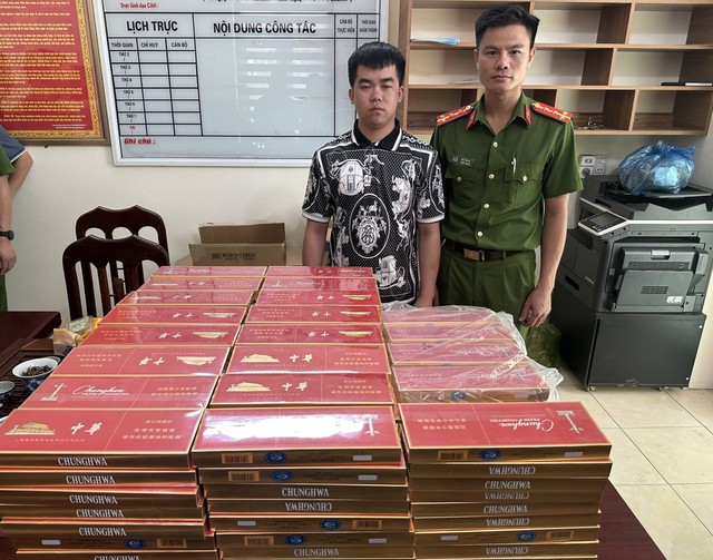 Ngụy trang gần 300 cây thuốc lá ngoại nhập lậu mang đi tiêu thụ- Ảnh 1.