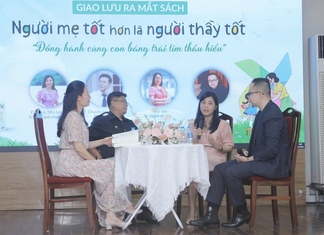 'Người mẹ tốt hơn là người thầy tốt' lại tiếp tục gây chú ý- Ảnh 1. 'Người mẹ tốt hơn là người thầy tốt' lại tiếp tục gây chú ý- Ảnh 1.