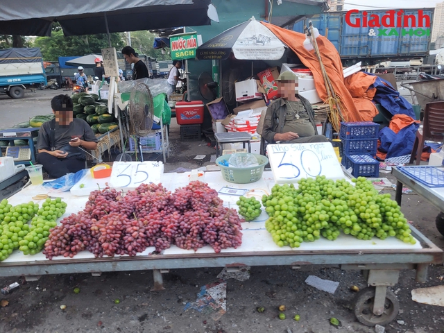 Nho Trung Quốc 'đội lốt' nho Ninh Thuận bán đầy Hà Nội, giá bằng mớ rau, người sành ăn chỉ cách phân biệt- Ảnh 2.