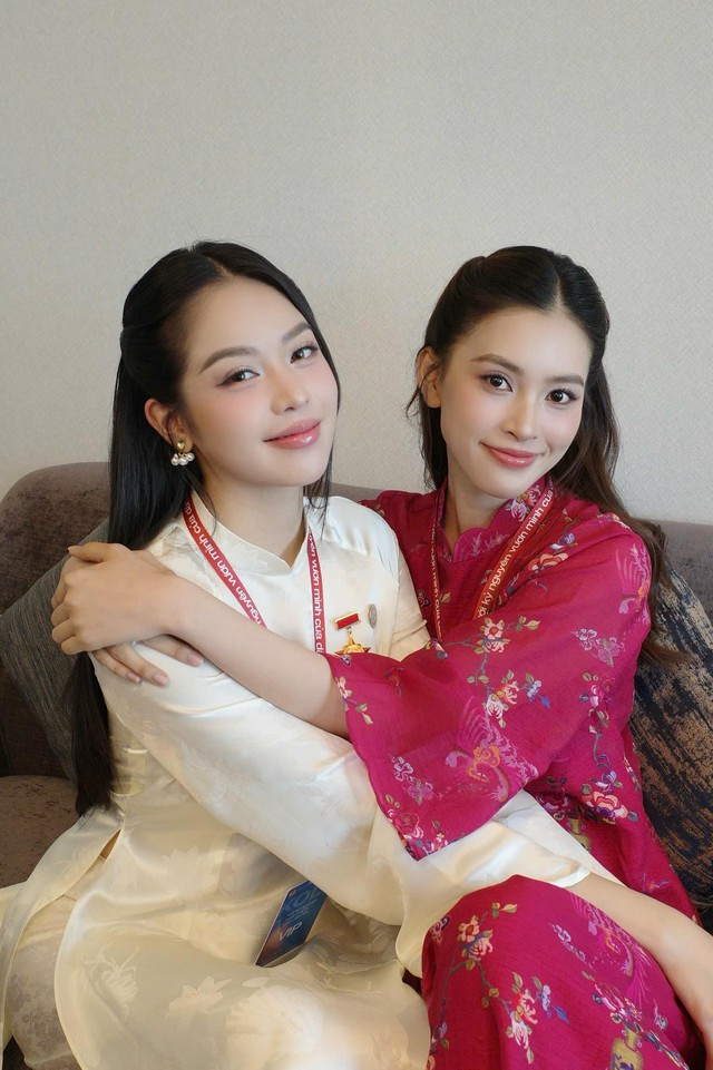 Khoảnh khắc Hoa hậu Việt Nam quê Đà Nẵng đọ sắc  chung khung hình với Trần Tiểu Vy 'gây sốt' - Ảnh 2.