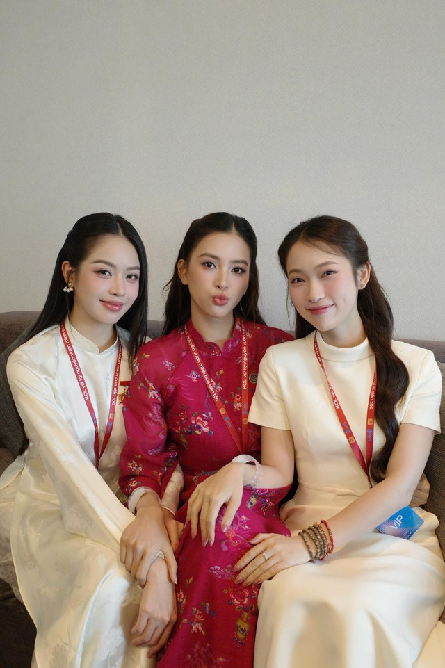 Khoảnh khắc Hoa hậu Việt Nam quê Đà Nẵng đọ sắc  chung khung hình với Trần Tiểu Vy 'gây sốt' - Ảnh 4.