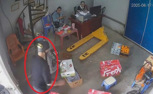 Mâu thuẫn cá nhân, gã thành nhiên mang dao đến nhà truy sát 3 đồng nghiệp cũ- Ảnh 1.