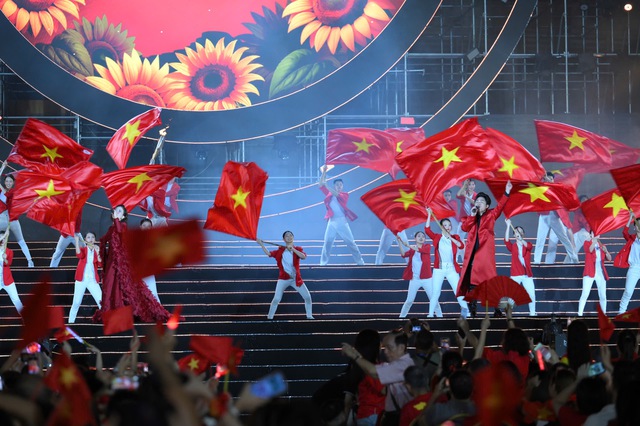 Hoà Minzy gây xúc động khi biểu diễn ca khúc của nhạc sĩ Nguyễn Văn Chung trong concert quốc gia - Ảnh 2. Hoà Minzy gây xúc động khi biểu diễn ca khúc của nhạc sĩ Nguyễn Văn Chung trong concert quốc gia - Ảnh 2.