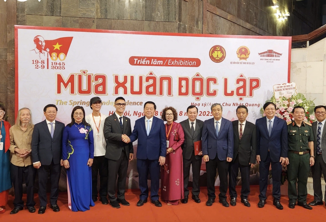 17 bức tranh sơn mài khổ lớn gây ấn tượng tại triển lãm 'Mùa xuân Độc lập'- Ảnh 1. 17 bức tranh sơn mài khổ lớn gây ấn tượng tại triển lãm 'Mùa xuân Độc lập'- Ảnh 1.