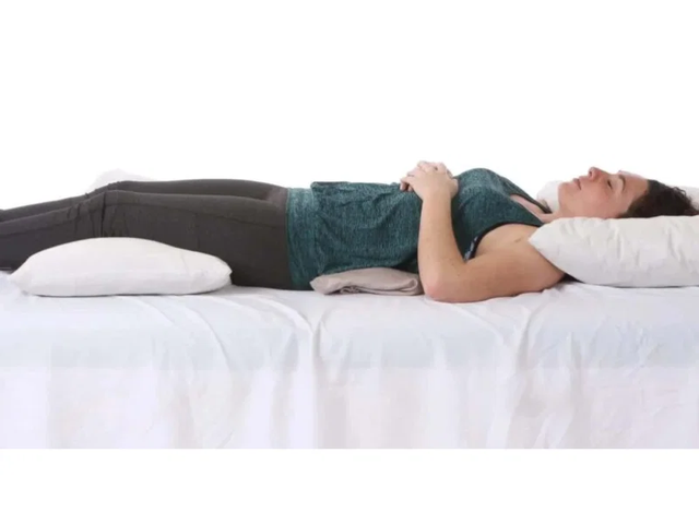 3 cách giúp người thoát vị đĩa đệm ngủ ngon hơn mỗi đêm- Ảnh 2. 3 cách giúp người thoát vị đĩa đệm ngủ ngon hơn mỗi đêm- Ảnh 2.