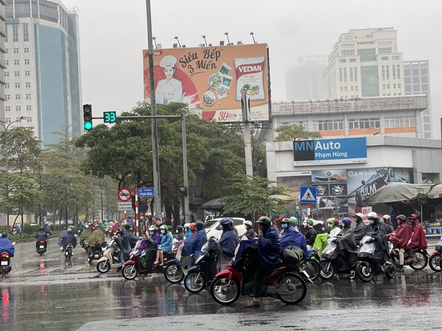 Thời tiết Hà Nội 3 ngày tới: Thủ đô hứng mưa lớn do ảnh hưởng của áp thấp nhiệt đới đến khi nào?- Ảnh 1.