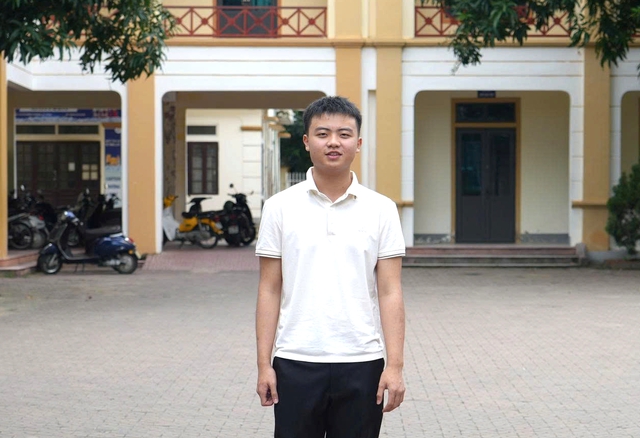 Nam sinh 'từ làng ra phố' giành huy chương vàng Toán quốc tế - Ảnh 2. Nam sinh 'từ làng ra phố' giành huy chương vàng Toán quốc tế - Ảnh 2.