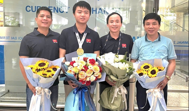 Nam sinh 'từ làng ra phố' giành huy chương vàng Toán quốc tế - Ảnh 6. Nam sinh 'từ làng ra phố' giành huy chương vàng Toán quốc tế - Ảnh 6.