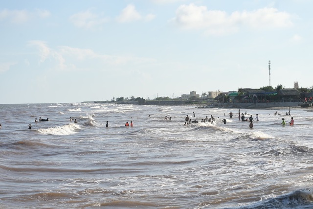 Nguy hiểm rình rập tại bãi tắm tự phát gần khu vực nhà thờ đổ ở Ninh Bình - Ảnh 8.