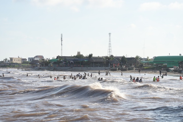 Nguy hiểm rình rập tại bãi tắm tự phát gần khu vực nhà thờ đổ ở Ninh Bình - Ảnh 9.