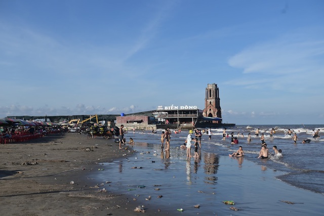 Nguy hiểm rình rập tại bãi tắm tự phát gần khu vực nhà thờ đổ ở Ninh Bình - Ảnh 14.