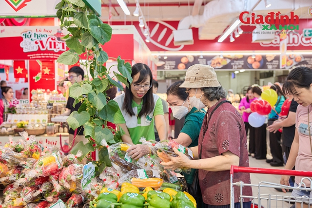 Hà Nội: Người dân ùn ùn thưởng thức buffet sầu riêng nhân dịp chào mừng 80 năm Quốc khánh, giá vé chưa đầy 300.000 đồng/người- Ảnh 3.