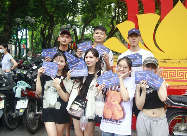 Người dân đội mưa, thức trắng đêm háo hức nhận vé concert “Việt Nam trong tôi”- Ảnh 5.