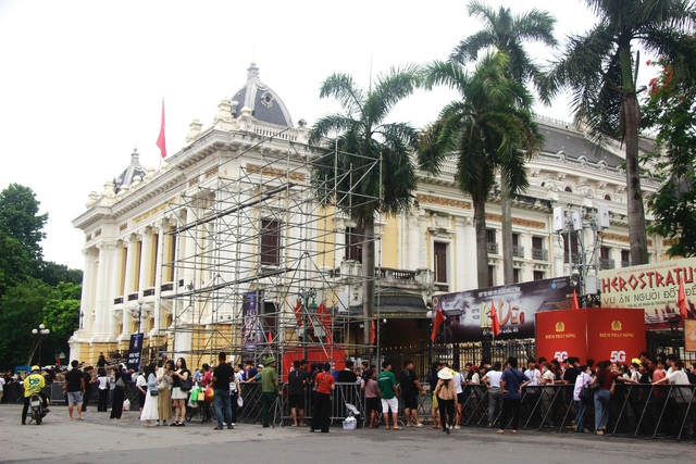 Người dân đội mưa, thức trắng đêm háo hức nhận vé concert “Việt Nam trong tôi”- Ảnh 4.