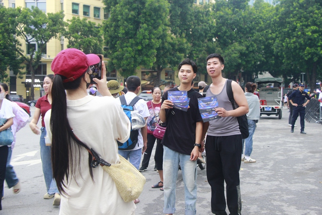 Người dân đội mưa, thức trắng đêm háo hức nhận vé concert “Việt Nam trong tôi”- Ảnh 7.