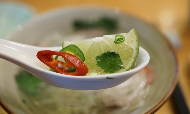 Ăn phở có nên vắt chanh? Cách ăn phở của người Hà Nội- Ảnh 3. Ăn phở có nên vắt chanh? Cách ăn phở của người Hà Nội- Ảnh 3.