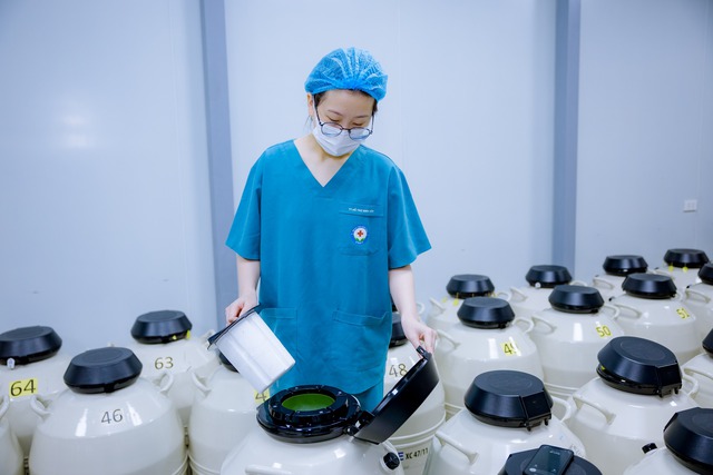 Người mẹ đưa con gái 9X đi trữ trứng và những điều cần biết về phương pháp này - Ảnh 1. Người mẹ đưa con gái 9X đi trữ trứng và những điều cần biết về phương pháp này - Ảnh 1.