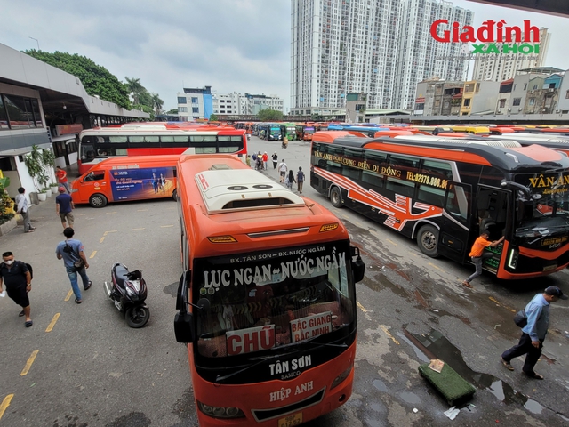 Không để doanh nghiệp vận tải tự ý tăng giá vé, Bến xe Nước Ngầm tăng quầy, tăng người bán vé phục vụ nhân dân dịp nghỉ lễ Quốc khánh 2/9 - Ảnh 2. Không để doanh nghiệp vận tải tự ý tăng giá vé, Bến xe Nước Ngầm tăng quầy, tăng người bán vé phục vụ nhân dân dịp nghỉ lễ Quốc khánh 2/9 - Ảnh 2.