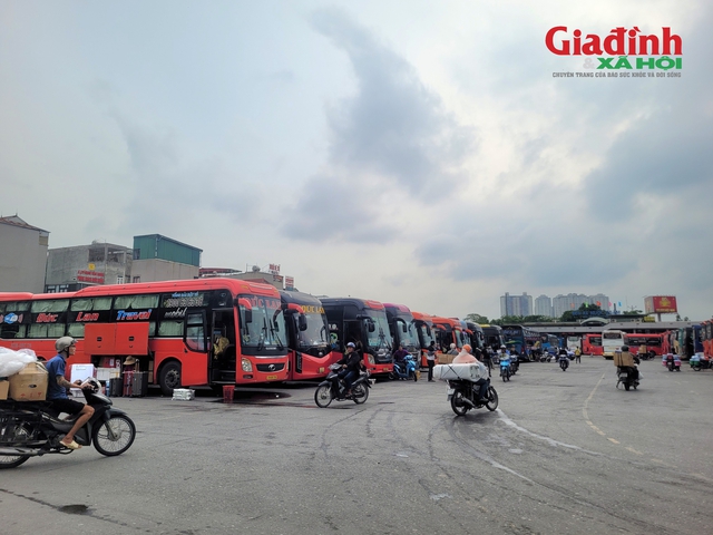 Không để doanh nghiệp vận tải tự ý tăng giá vé, Bến xe Nước Ngầm tăng quầy, tăng người bán vé phục vụ nhân dân dịp nghỉ lễ Quốc khánh 2/9 - Ảnh 3. Không để doanh nghiệp vận tải tự ý tăng giá vé, Bến xe Nước Ngầm tăng quầy, tăng người bán vé phục vụ nhân dân dịp nghỉ lễ Quốc khánh 2/9 - Ảnh 3.