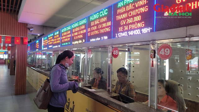 Không để doanh nghiệp vận tải tự ý tăng giá vé, Bến xe Nước Ngầm tăng quầy, tăng người bán vé phục vụ nhân dân dịp nghỉ lễ Quốc khánh 2/9 - Ảnh 5. Không để doanh nghiệp vận tải tự ý tăng giá vé, Bến xe Nước Ngầm tăng quầy, tăng người bán vé phục vụ nhân dân dịp nghỉ lễ Quốc khánh 2/9 - Ảnh 5.