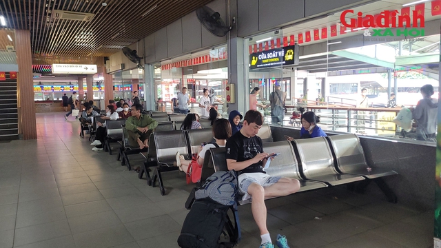 Không để doanh nghiệp vận tải tự ý tăng giá vé, Bến xe Nước Ngầm tăng quầy, tăng người bán vé phục vụ nhân dân dịp nghỉ lễ Quốc khánh 2/9 - Ảnh 6. Không để doanh nghiệp vận tải tự ý tăng giá vé, Bến xe Nước Ngầm tăng quầy, tăng người bán vé phục vụ nhân dân dịp nghỉ lễ Quốc khánh 2/9 - Ảnh 6.