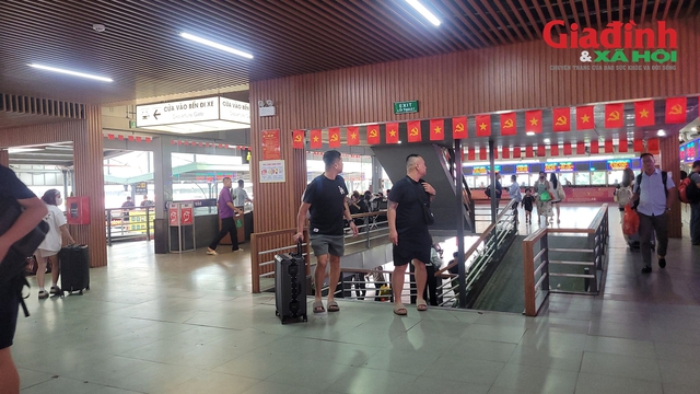 Không để doanh nghiệp vận tải tự ý tăng giá vé, Bến xe Nước Ngầm tăng quầy, tăng người bán vé phục vụ nhân dân dịp nghỉ lễ Quốc khánh 2/9 - Ảnh 4. Không để doanh nghiệp vận tải tự ý tăng giá vé, Bến xe Nước Ngầm tăng quầy, tăng người bán vé phục vụ nhân dân dịp nghỉ lễ Quốc khánh 2/9 - Ảnh 4.