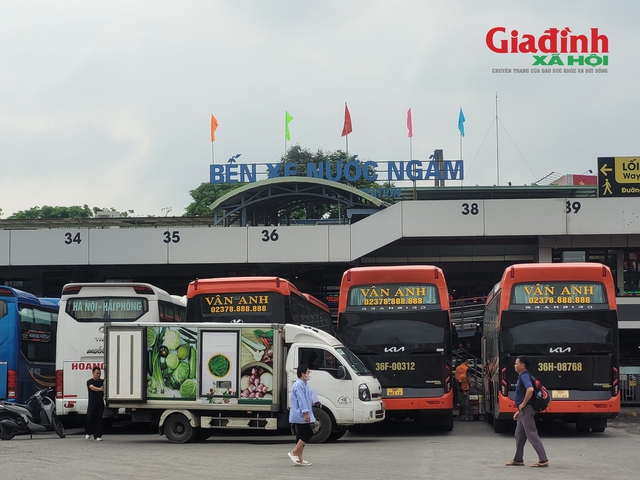 Không để doanh nghiệp vận tải tự ý tăng giá vé, Bến xe Nước Ngầm tăng quầy, tăng người bán vé phục vụ nhân dân dịp nghỉ lễ Quốc khánh 2/9 - Ảnh 1. Không để doanh nghiệp vận tải tự ý tăng giá vé, Bến xe Nước Ngầm tăng quầy, tăng người bán vé phục vụ nhân dân dịp nghỉ lễ Quốc khánh 2/9 - Ảnh 1.
