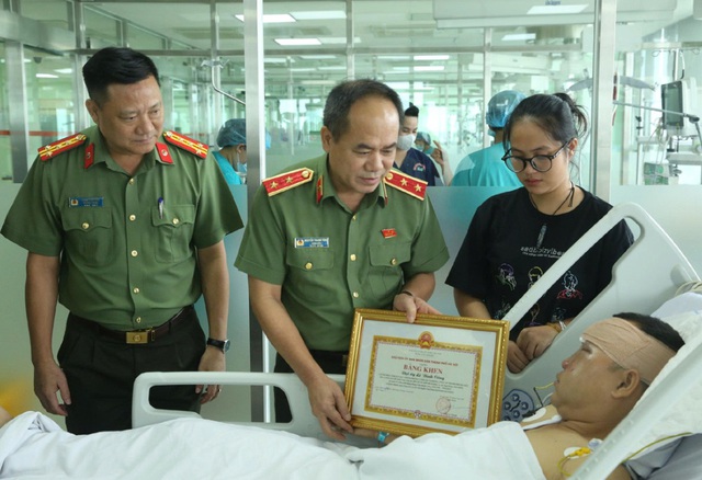Tin sáng 23/8: Lời nhắn nhủ của GĐ Công an Hà Nội khi đến thăm Đại úy Lê Đình Công; Biển Đông sắp đón bão số 5 mạnh cấp 11- Ảnh 1. Tin sáng 23/8: Lời nhắn nhủ của GĐ Công an Hà Nội khi đến thăm Đại úy Lê Đình Công; Biển Đông sắp đón bão số 5 mạnh cấp 11- Ảnh 1.