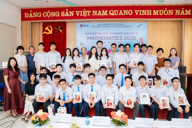 Cuộc thi “Khám phá và sáng tạo trong Toán học 2025” nuôi dưỡng niềm đam mê khoa học cho học sinh- Ảnh 4. Cuộc thi “Khám phá và sáng tạo trong Toán học 2025” nuôi dưỡng niềm đam mê khoa học cho học sinh- Ảnh 4.