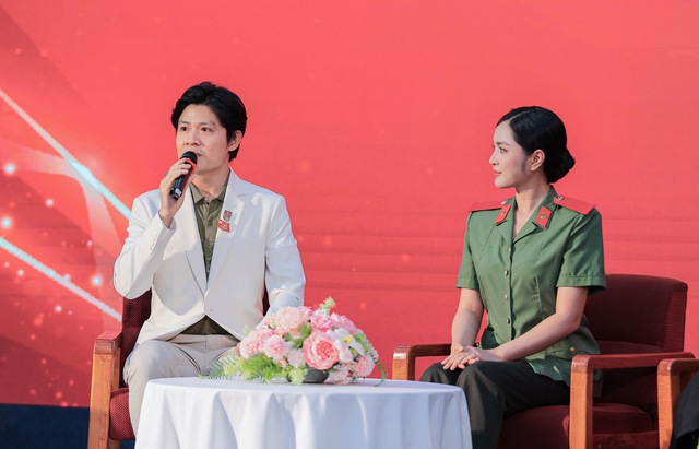 Ca sĩ Duyên Quỳnh: 'Viết tiếp câu chuyện hoà bình từng bị từ chối biểu diễn vì... không nổi tiếng'  - Ảnh 1.
