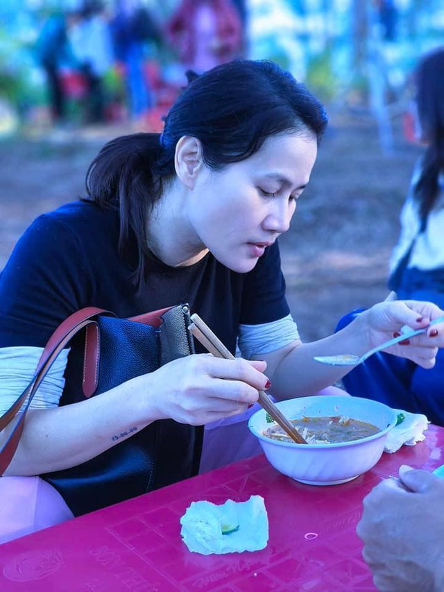 Mặt mộc ở tuổi trung niên của nữ diễn viên phim 'Mưa đỏ' - Thân Thúy Hà- Ảnh 4. Mặt mộc ở tuổi trung niên của nữ diễn viên phim 'Mưa đỏ' - Thân Thúy Hà- Ảnh 4.