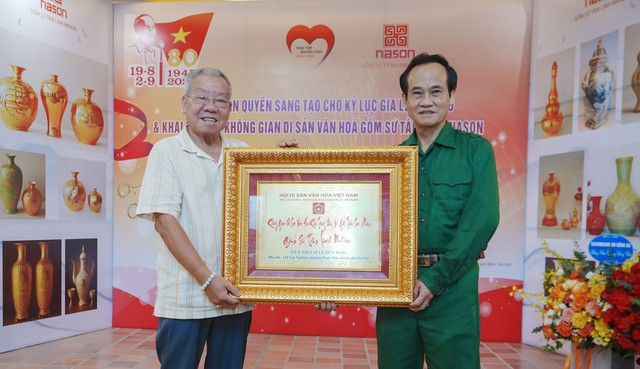 Chiêm ngưỡng sản phẩm gốm sứ được phủ vàng 24k độc đáo- Ảnh 8. Chiêm ngưỡng sản phẩm gốm sứ được phủ vàng 24k độc đáo- Ảnh 8.