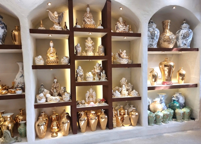 Chiêm ngưỡng sản phẩm gốm sứ được phủ vàng 24k độc đáo- Ảnh 7. Chiêm ngưỡng sản phẩm gốm sứ được phủ vàng 24k độc đáo- Ảnh 7.