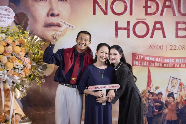NSND Như Quỳnh, Tiểu đội trưởng Tạ phim 'Mưa đỏ' góp mặt trong MV 'Nỗi đau giữa hòa bình' của Hòa Minzy- Ảnh 5. NSND Như Quỳnh, Tiểu đội trưởng Tạ phim 'Mưa đỏ' góp mặt trong MV 'Nỗi đau giữa hòa bình' của Hòa Minzy- Ảnh 5.