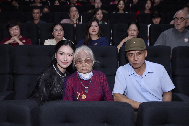 NSND Như Quỳnh, Tiểu đội trưởng Tạ phim 'Mưa đỏ' góp mặt trong MV 'Nỗi đau giữa hòa bình' của Hòa Minzy- Ảnh 2. NSND Như Quỳnh, Tiểu đội trưởng Tạ phim 'Mưa đỏ' góp mặt trong MV 'Nỗi đau giữa hòa bình' của Hòa Minzy- Ảnh 2.