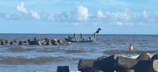 Ninh Bình: Thương tâm hai cháu nhỏ bị sóng biển cuốn ra xa dẫn đến đuối nước- Ảnh 1. Ninh Bình: Thương tâm hai cháu nhỏ bị sóng biển cuốn ra xa dẫn đến đuối nước- Ảnh 1.