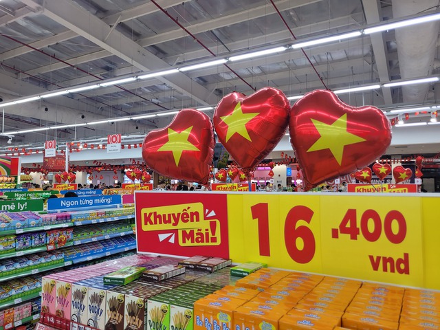 Kệ hàng, siêu thị phủ kín sắc đỏ cờ Tổ quốc chào mừng Quốc khánh 2/9- Ảnh 6. Kệ hàng, siêu thị phủ kín sắc đỏ cờ Tổ quốc chào mừng Quốc khánh 2/9- Ảnh 6.