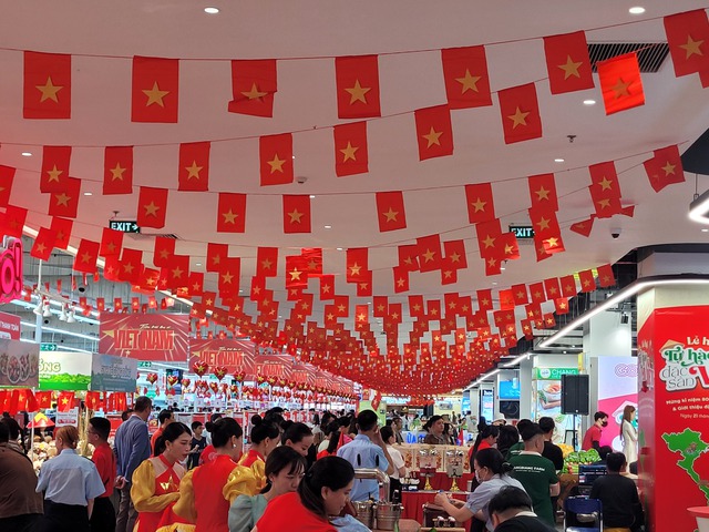 Kệ hàng, siêu thị phủ kín sắc đỏ cờ Tổ quốc chào mừng Quốc khánh 2/9- Ảnh 1. Kệ hàng, siêu thị phủ kín sắc đỏ cờ Tổ quốc chào mừng Quốc khánh 2/9- Ảnh 1.