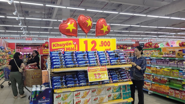 Kệ hàng, siêu thị phủ kín sắc đỏ cờ Tổ quốc chào mừng Quốc khánh 2/9- Ảnh 4. Kệ hàng, siêu thị phủ kín sắc đỏ cờ Tổ quốc chào mừng Quốc khánh 2/9- Ảnh 4.
