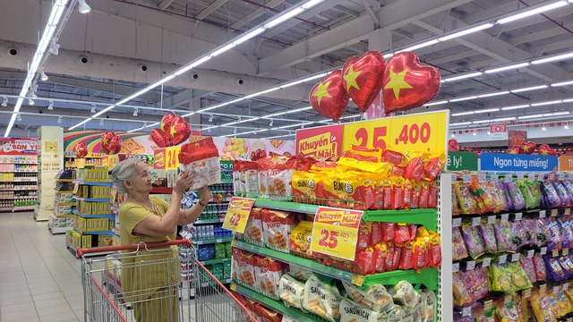 Kệ hàng, siêu thị phủ kín sắc đỏ cờ Tổ quốc chào mừng Quốc khánh 2/9- Ảnh 5. Kệ hàng, siêu thị phủ kín sắc đỏ cờ Tổ quốc chào mừng Quốc khánh 2/9- Ảnh 5.