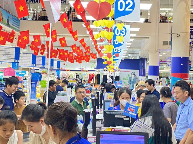 Kệ hàng, siêu thị phủ kín sắc đỏ cờ Tổ quốc chào mừng Quốc khánh 2/9- Ảnh 8. Kệ hàng, siêu thị phủ kín sắc đỏ cờ Tổ quốc chào mừng Quốc khánh 2/9- Ảnh 8.