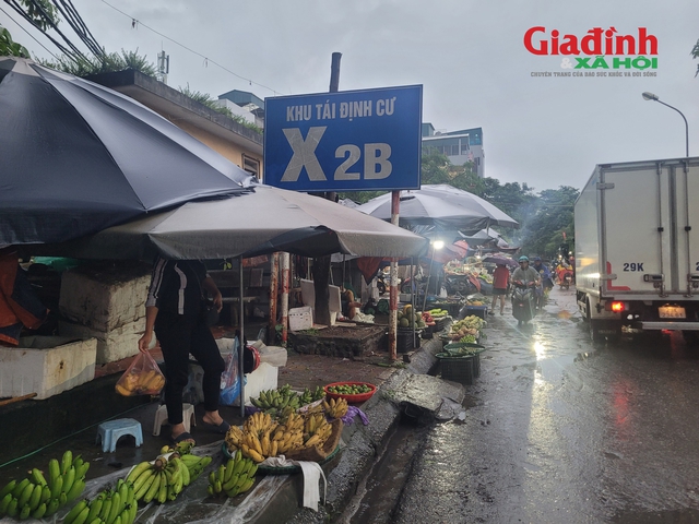 Rau xanh Hà Nội tăng giá gấp đôi vì ảnh hưởng bão số 5- Ảnh 2. Rau xanh Hà Nội tăng giá gấp đôi vì ảnh hưởng bão số 5- Ảnh 2.