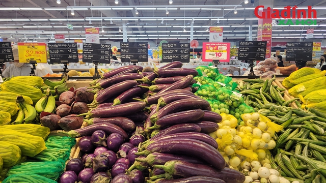 Rau xanh Hà Nội tăng giá gấp đôi vì ảnh hưởng bão số 5- Ảnh 4. Rau xanh Hà Nội tăng giá gấp đôi vì ảnh hưởng bão số 5- Ảnh 4.