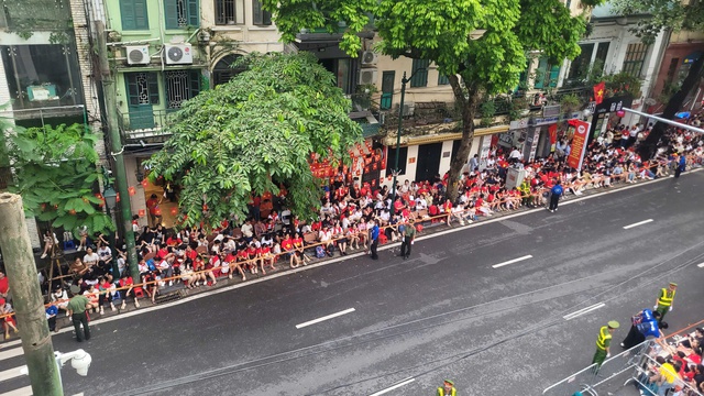 Hà Nội: Hàng ngàn người dân hô vang 'Như có Bác Hồ trong ngày vui đại thắng' để chờ đoàn diễu binh, diễu hành
- Ảnh 4. Hà Nội: Hàng ngàn người dân hô vang 'Như có Bác Hồ trong ngày vui đại thắng' để chờ đoàn diễu binh, diễu hành
- Ảnh 4.