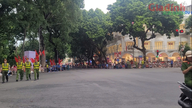 Hà Nội: Hàng ngàn người dân hô vang 'Như có Bác Hồ trong ngày vui đại thắng' để chờ đoàn diễu binh, diễu hành
- Ảnh 1. Hà Nội: Hàng ngàn người dân hô vang 'Như có Bác Hồ trong ngày vui đại thắng' để chờ đoàn diễu binh, diễu hành
- Ảnh 1.