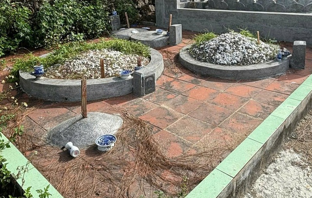 hang-loat-ngoi-mo-o-hue-bi-dong-coc-17562900450341045323811.jpg