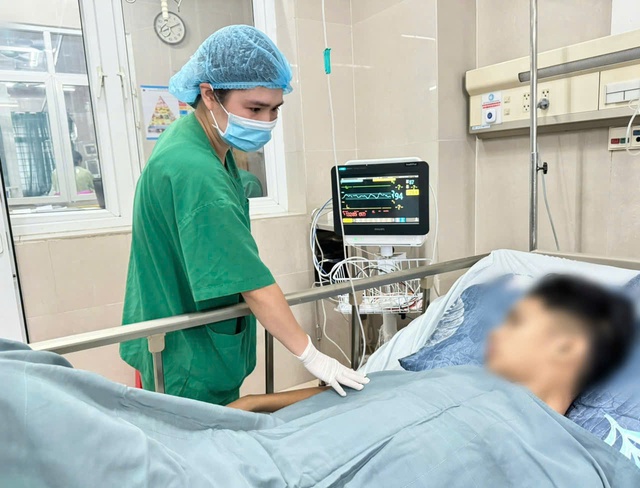 Báo động đỏ toàn viện cứu nam thanh niên đa chấn thương nặng do tai nạn giao thông - Ảnh 1.