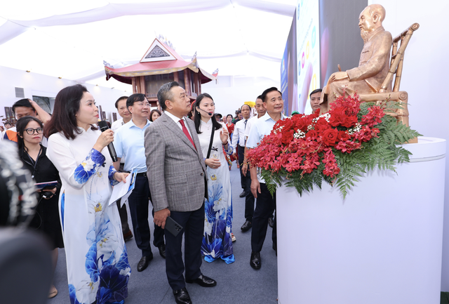 Khai mạc Không gian "Truyền thống và Sáng tạo Hà Nội 2025"- Ảnh 1. Khai mạc Không gian "Truyền thống và Sáng tạo Hà Nội 2025"- Ảnh 1.